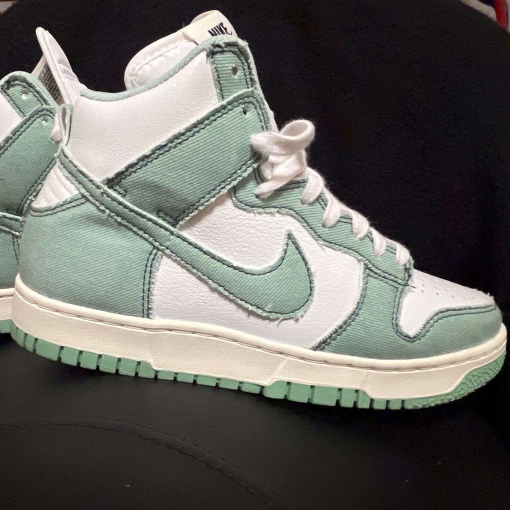 Brand new NIKE size 7 - Picture 2 of 6